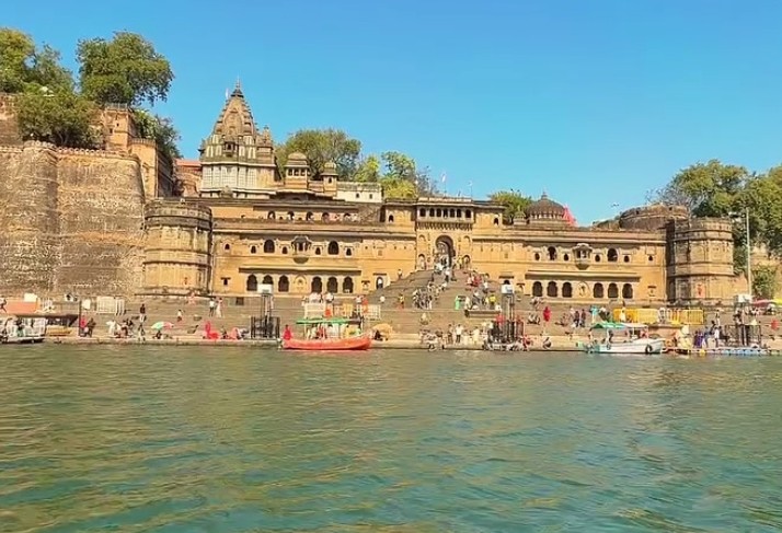 HOME 1 Maheshwar Fort and Narmada River viewed from a boat in Madhya Pradesh