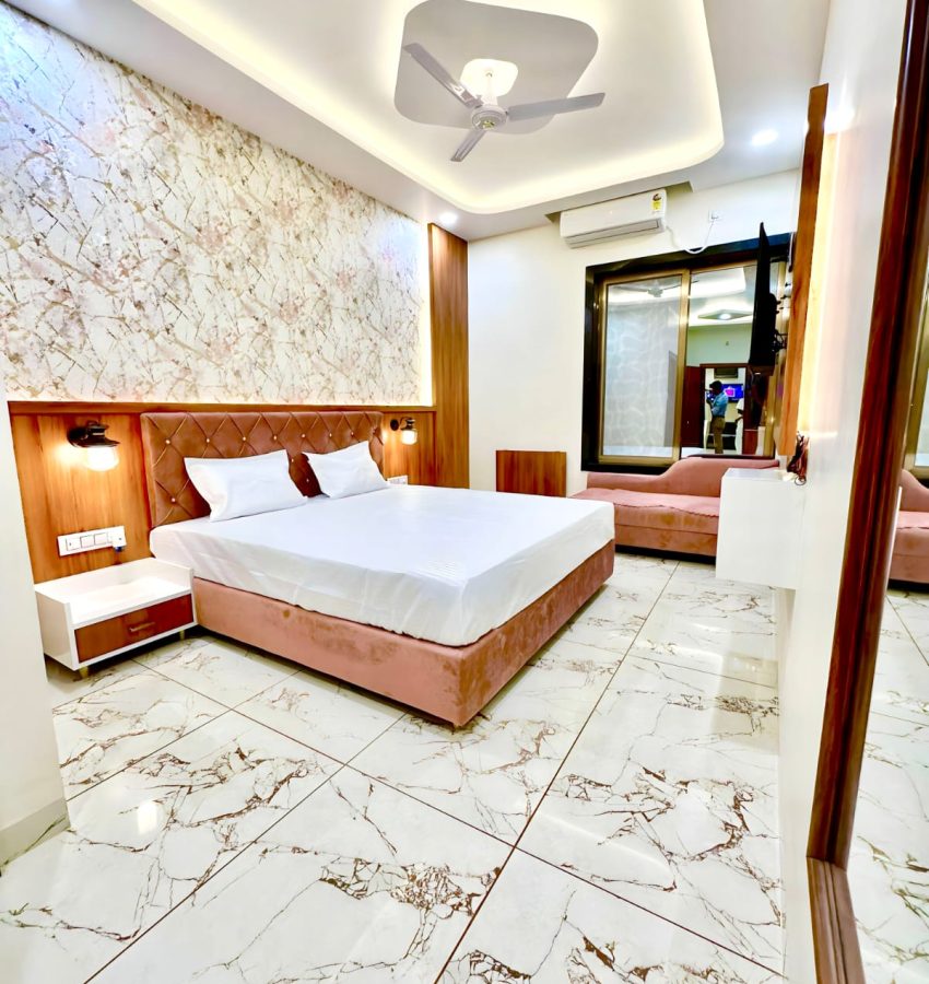 HOME 8 Modern Royal Room accommodation in Maheshwar